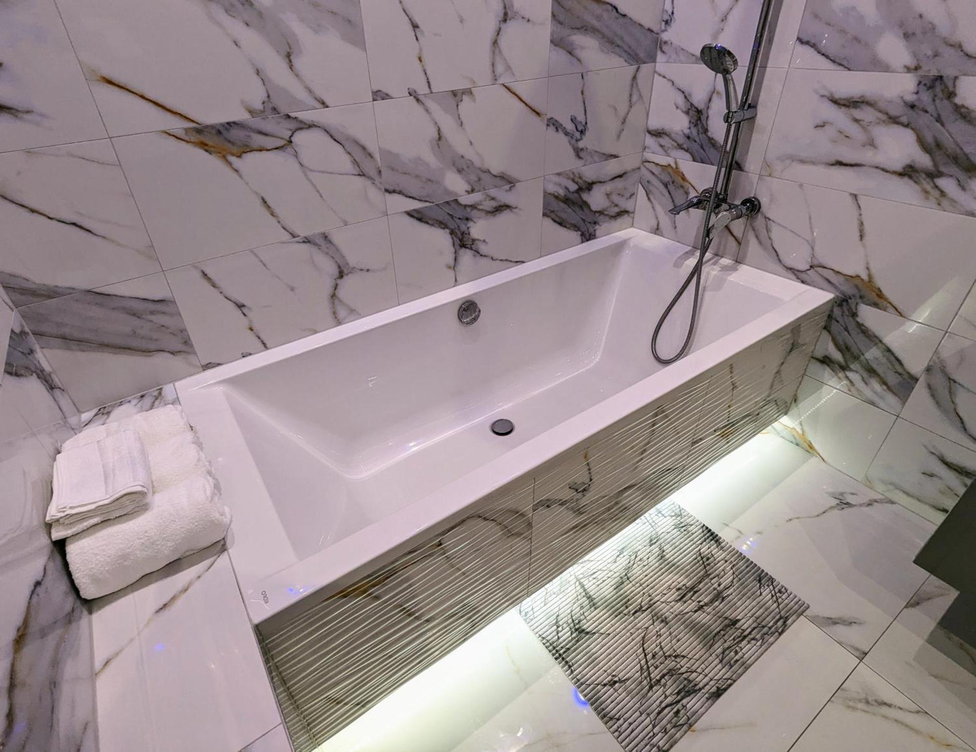 3-Bedroom Apt In Town Square ヴロツワフ エクステリア 写真